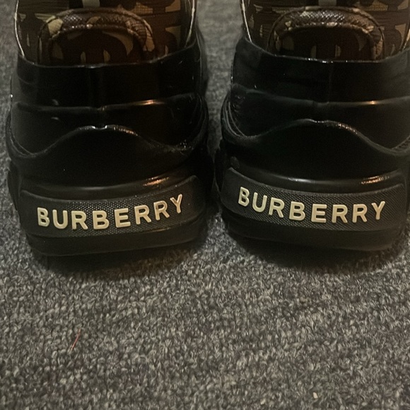 Mint condition Burberry negotiated price or take trades - Picture 3 of 4